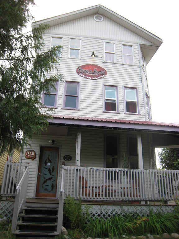 Poppi'S Guesthouse Revelstoke Exterior foto
